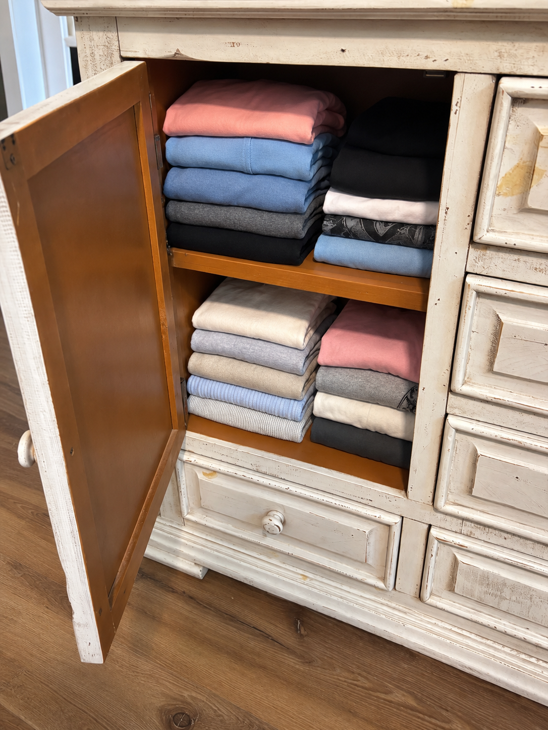 0945107A-4B8F-4E2E-B1AF-A3B0BDC7CCF3 Distressed Ivory King Bed & Architectural Storage Dresser Set